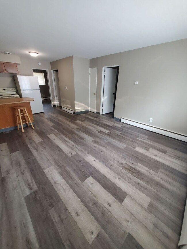 Interior Photo - 417 N Washington Ave 8 family