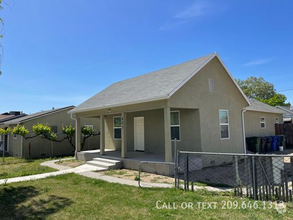 Building Photo - 405 S Laurel St