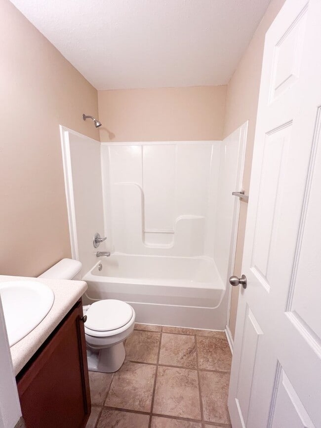 Building Photo - 2 Bedroom 1.5 Bathroom Townhome