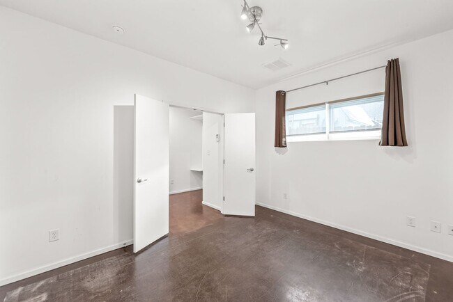 Building Photo - 3 Bedroom Townhome W/ Uptown Views