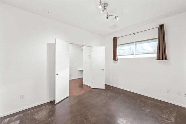 Building Photo - FIRST MONTH'S RENT FOR FREE! 3 Bedroom Townhome W/ Uptown Views