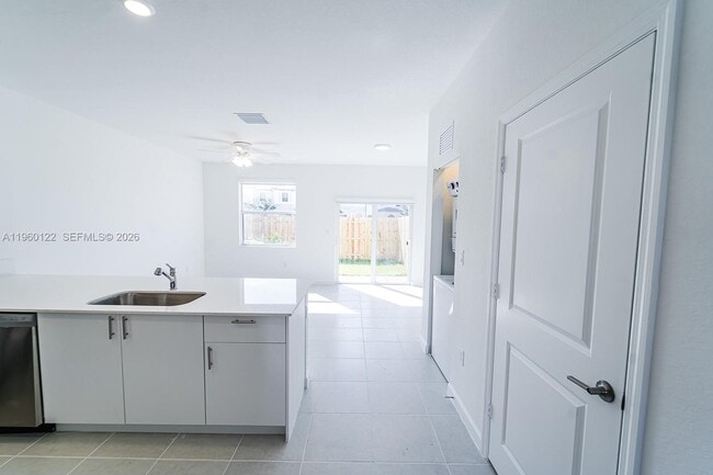 Building Photo - 2620 SE 28th Dr