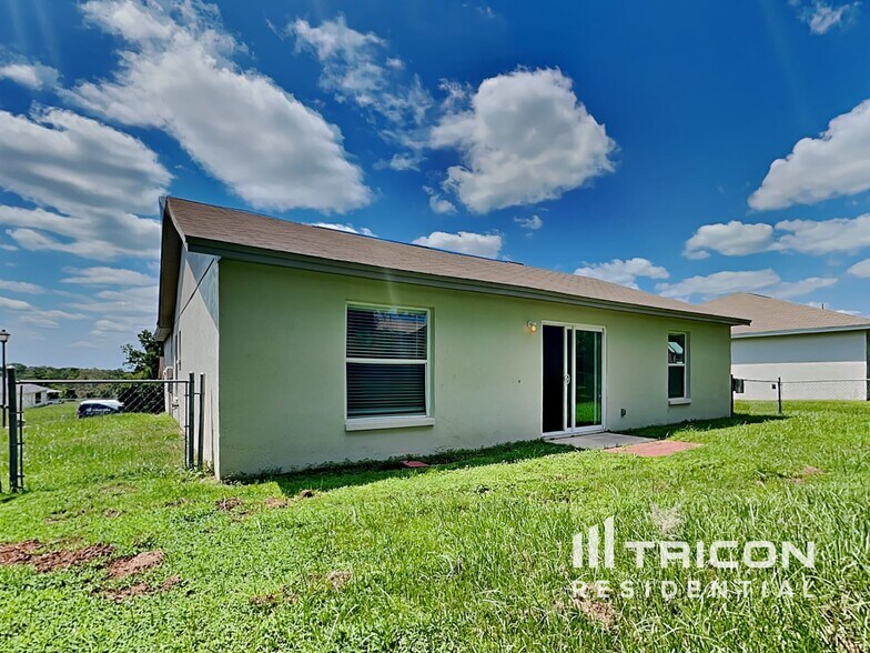 Building Photo - 7833 Manor Dr