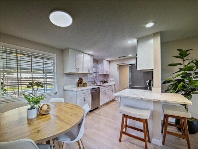 Building Photo - 3032 Golden Rain Dr