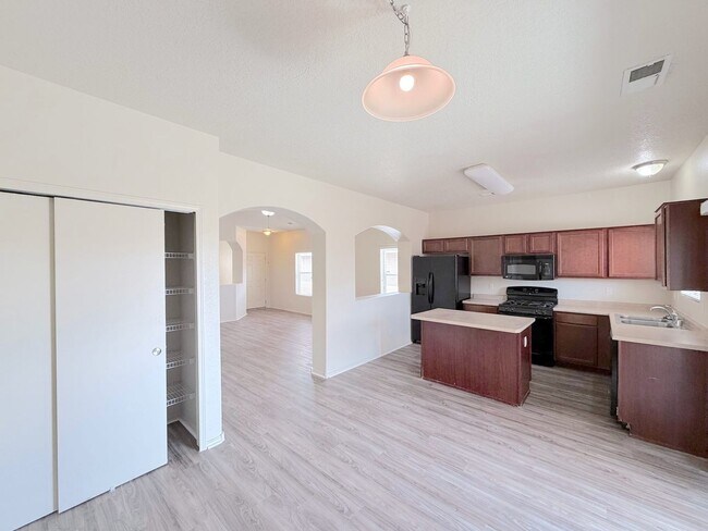 Building Photo - Beautiful 3 bed 2 bath in SW Albuquerque! Spacious layout. New Flooring! 2 Car Garage. Near 98th ...