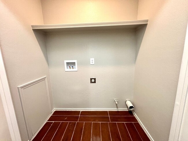 Building Photo - One bedroom, Two Car Garage