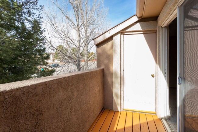 Building Photo - Great Upper Unit Located in Vista Grande Terrace!