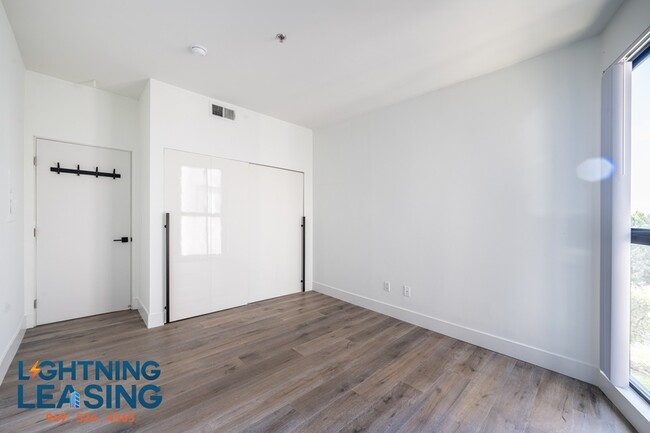 Building Photo - Sleek and Spacious Two-Bedroom with Breath...