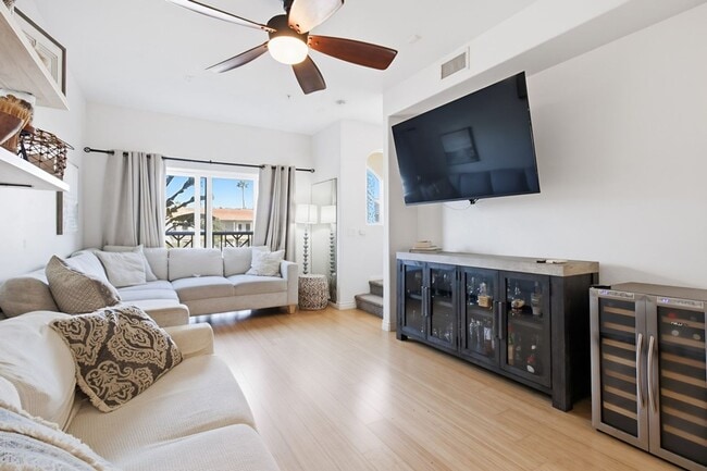 Building Photo - Steps from the Sand - Pacific Beach Townhome, Offered Fully or Partially Furnished