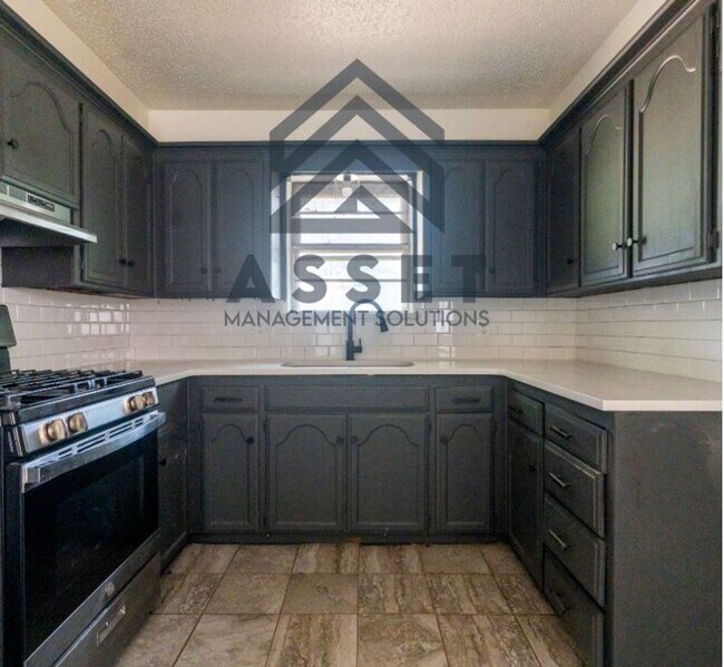 Building Photo - Cute 5 Bedroom House!