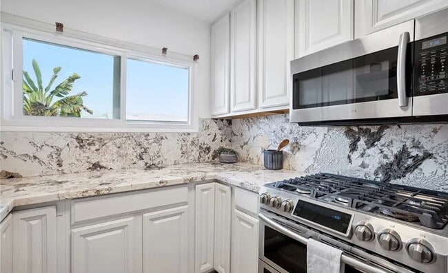 Building Photo - "Charming 1-Bedroom Santa Monica Retreat w...
