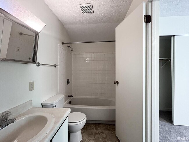 Building Photo - 513 E Graham Pl