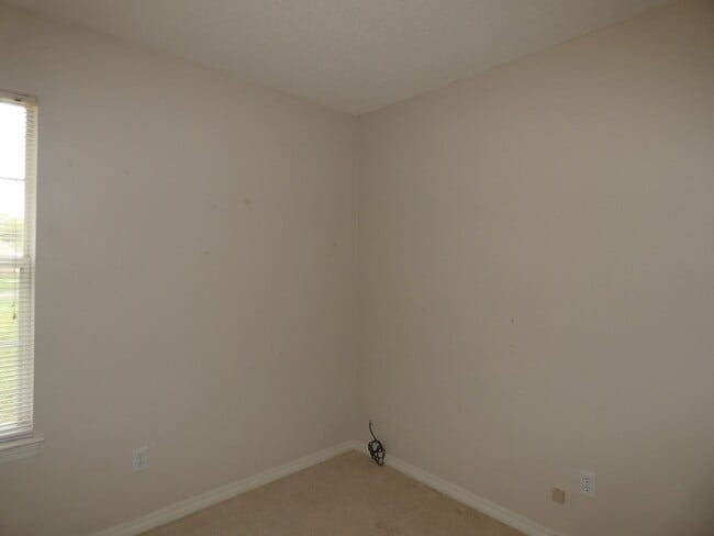 Building Photo - Spacious 3-Bedroom Home