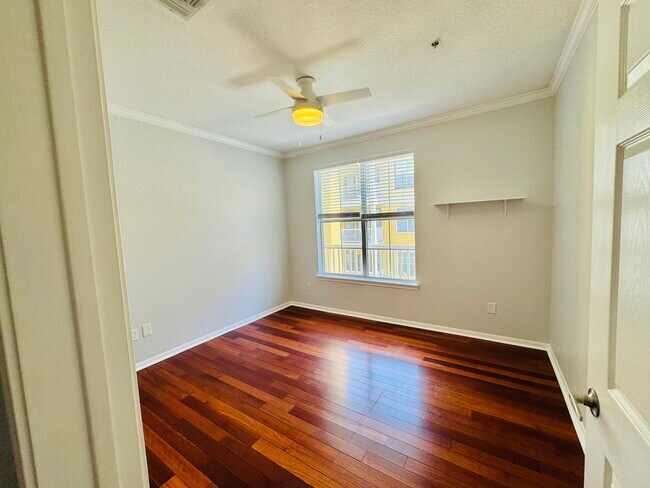 Building Photo - 860 N Orange Ave