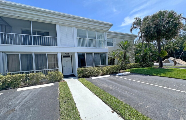Building Photo - 6299 Bay Club Dr