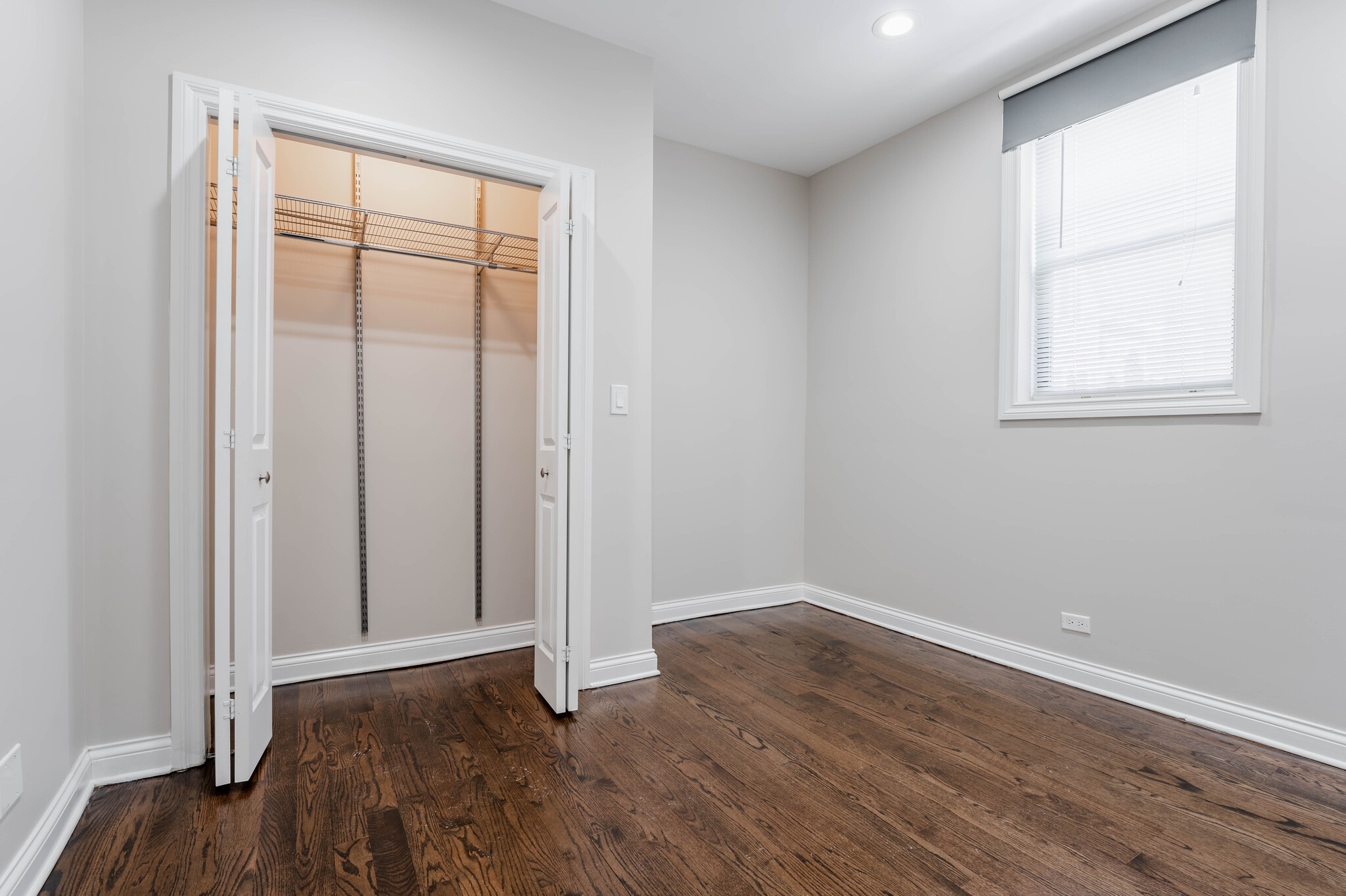 Building Photo - 1756 W Montrose Ave