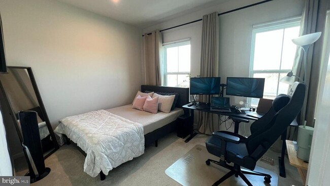 Building Photo - 11 Sidney Ln