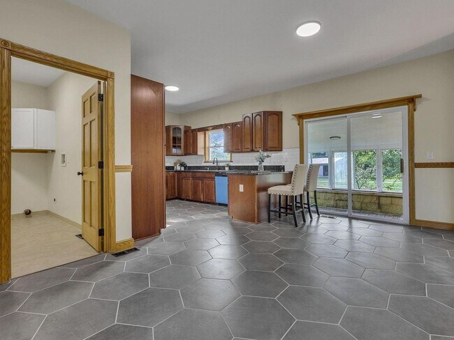 Building Photo - Your country retreat awaits!