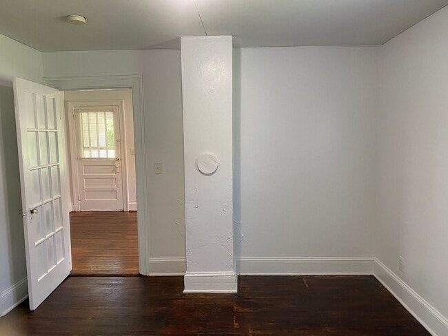 Building Photo - 2 BR 1 BA Close to Hospital