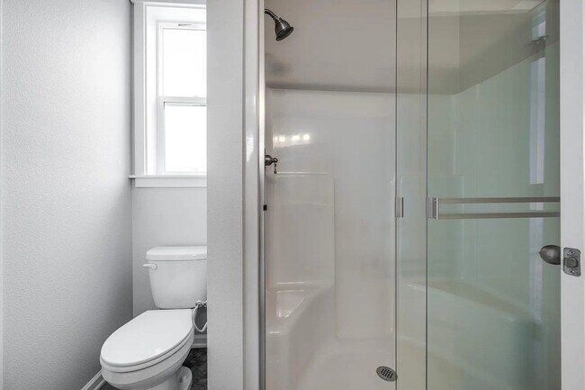 Building Photo - Beautiful Newer Model Home with Open Floor Plan, A/C & Fenced Yard!