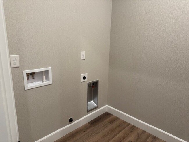 Building Photo - Newer Build Verdi Three Bedroom Home