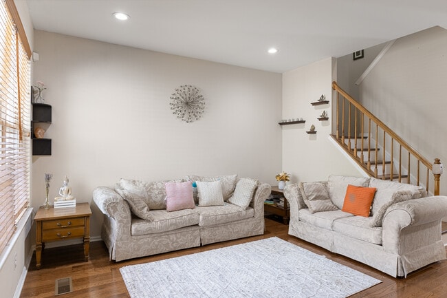 Building Photo - 9 Crest Ct