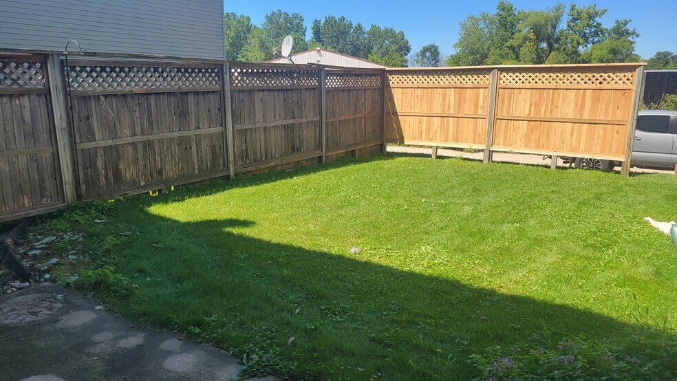 Building Photo - 6655 Windsor Commons Ave