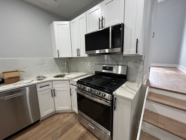 Building Photo - 430 Dickinson St