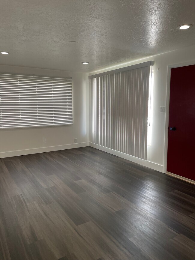 Building Photo - 250 E 600 S