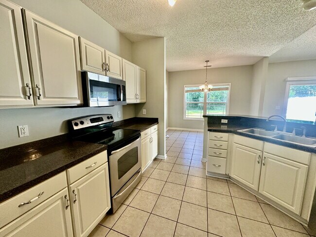 Building Photo - Fantastic Three Bedroom Updated Home in Bluffton!