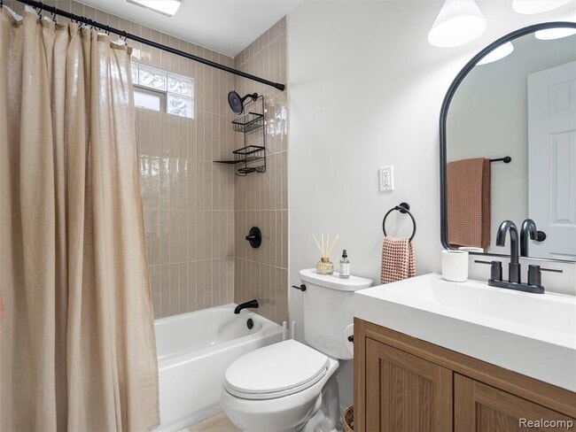 Building Photo - 1027 S Wilson Ave