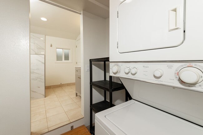 Building Photo - Studio located in Oceanside!