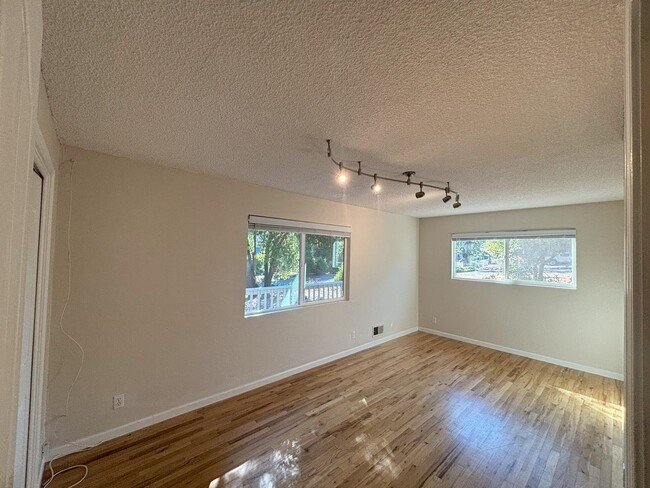 Building Photo - Stunning home in fabulous location!  They ...