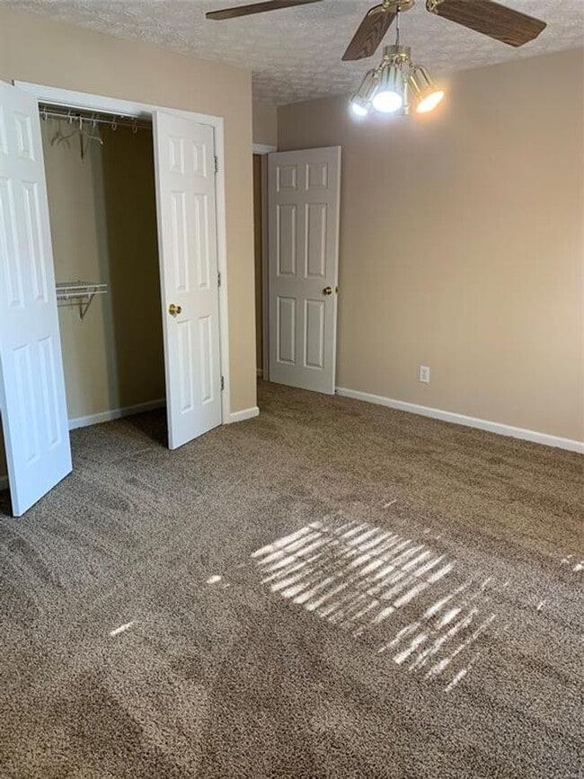 Building Photo - 131 Live Oaks Dr