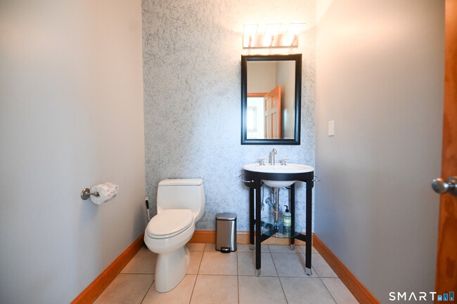 Building Photo - 19 Longview Dr