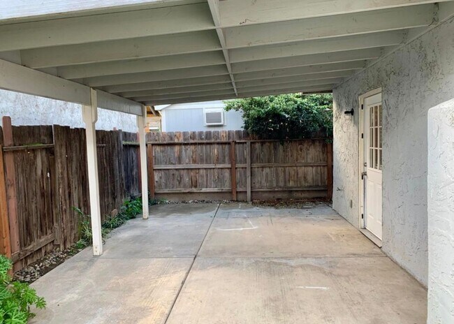 Building Photo - For Rent. Beautiful 3Bedroom, 2 Bathroom Home in Northeast Visalia
