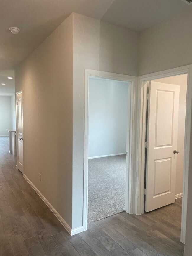 Building Photo - 941 Braymer Ln