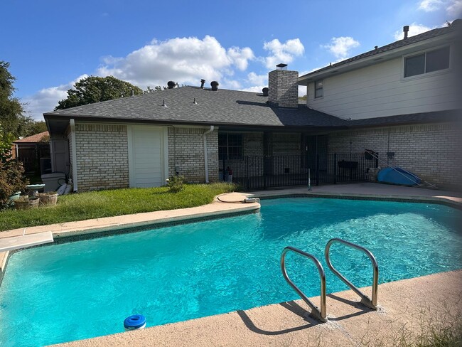 Building Photo - Sprawling Lewisville home with POOL