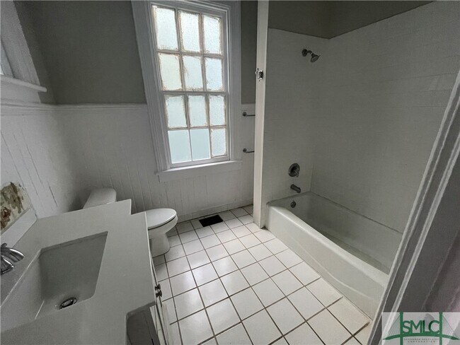 Building Photo - 320 E 31st St