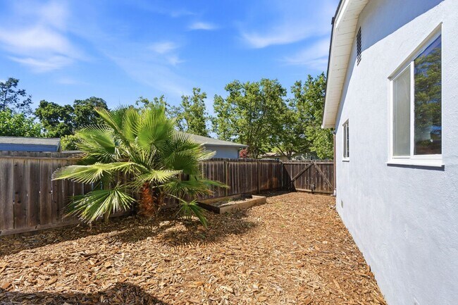 Building Photo - Beautiful Spacious 3-bedroom 1.5-Bath Home in Concord!