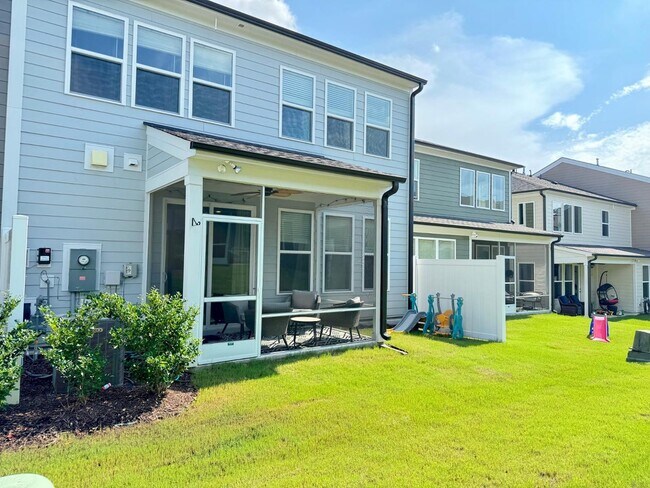 Building Photo - Spacious Luxury 3 Bedroom Townhome for Rent - Great Amenities