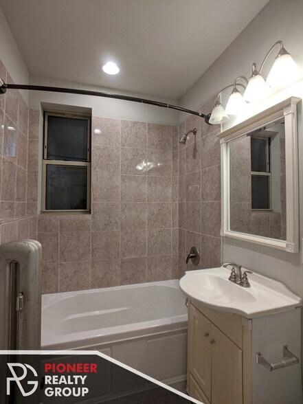 Building Photo - 542 W Surf St