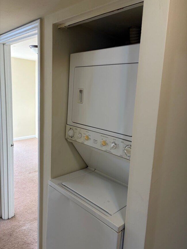 Building Photo - 4BR/2BA Near Virginia Tech | Bus Route, Laundry In-Unit