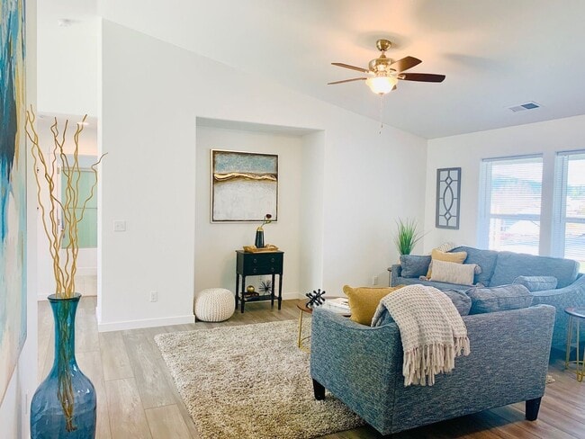 Building Photo - Newer 3 bedroom 2 bath house in Sutherlin