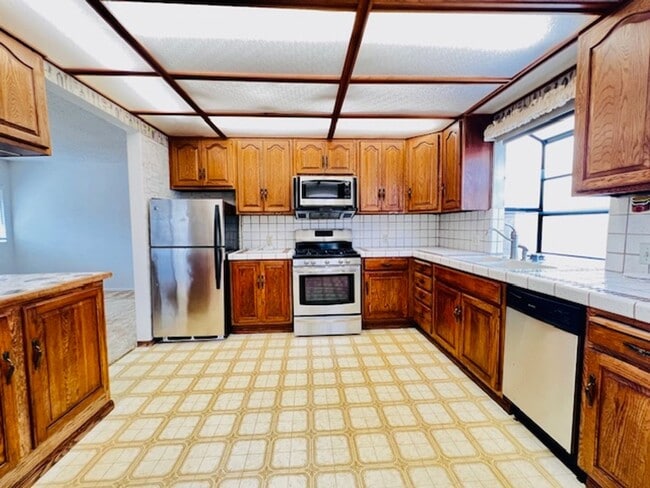 Building Photo - Spacious 2 bedroom 1 bath house for rent with large Garage & off st. parking