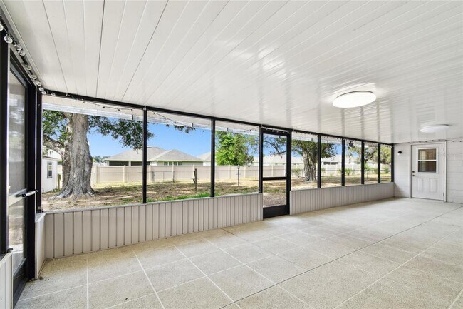 Building Photo - 1102 Shadowbrook Dr N