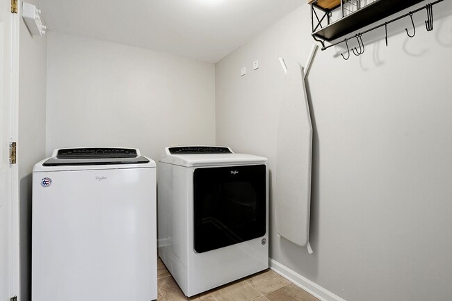 Building Photo - SPACIOUS AND BEAUTIFUL HOME IN DESIRABLE APEX