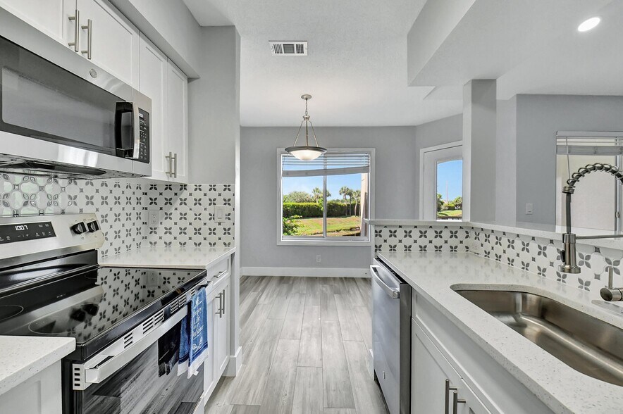 Building Photo - 815 W Boynton Beach Blvd