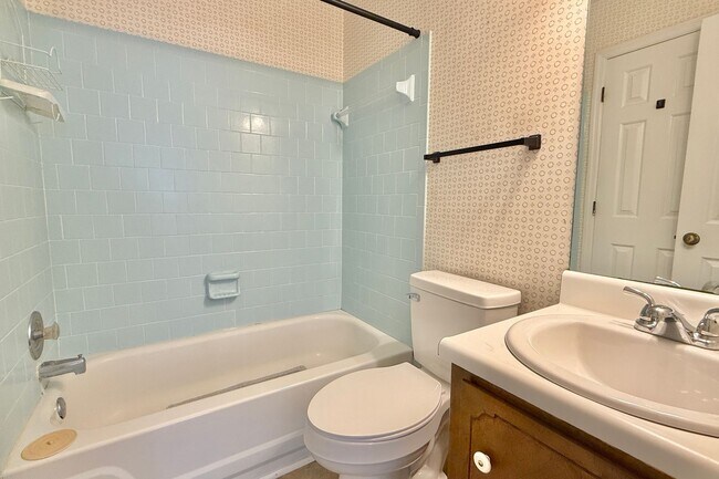 Building Photo - $500 RENT CREDIT | AVAILABLE NOW! (Pets Considered)