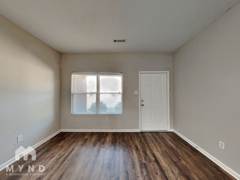 Building Photo - 206 Palm St